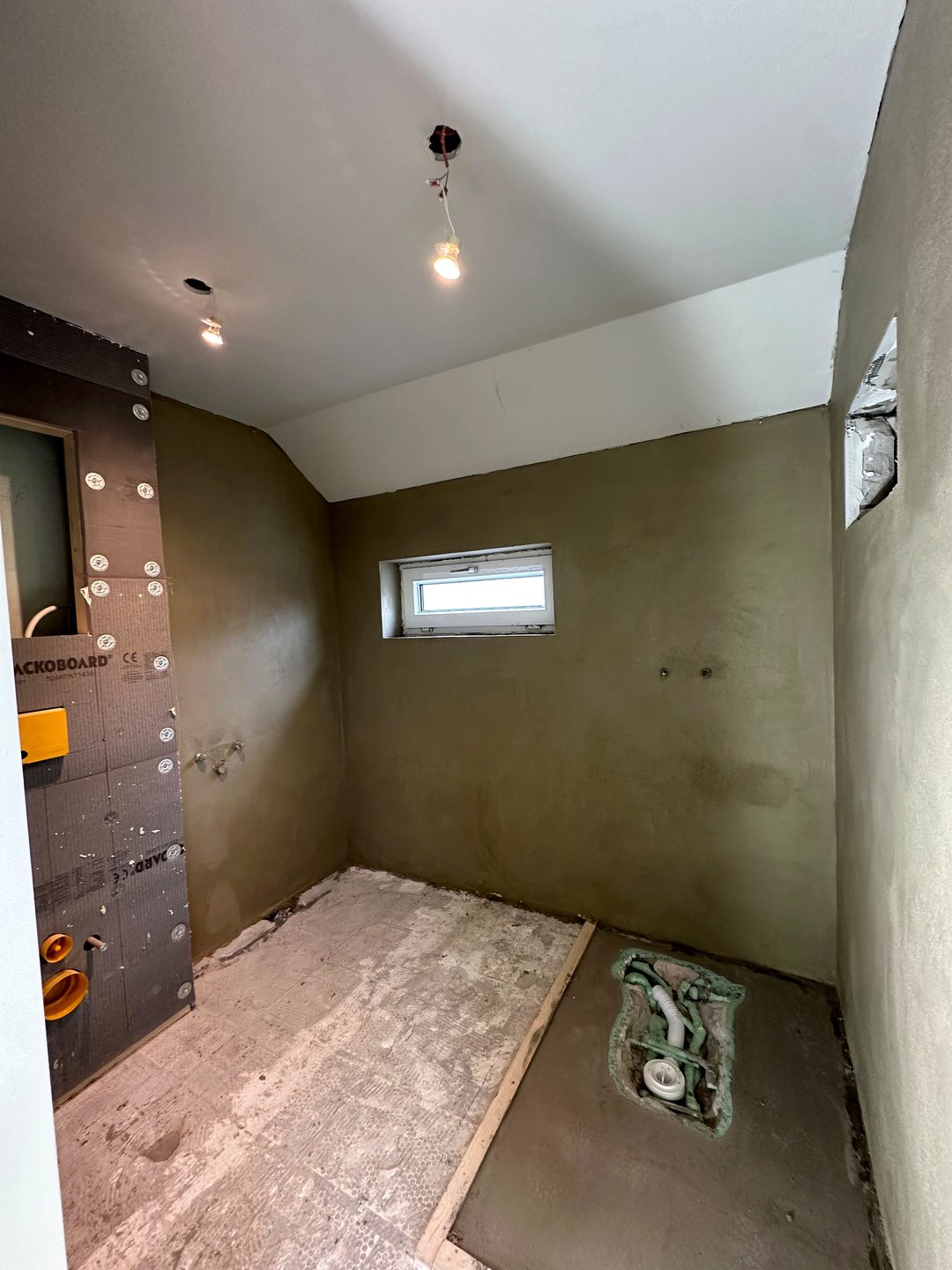 Badkamer met gestucte wanden en plafond, nog vóór de verdere afwerking